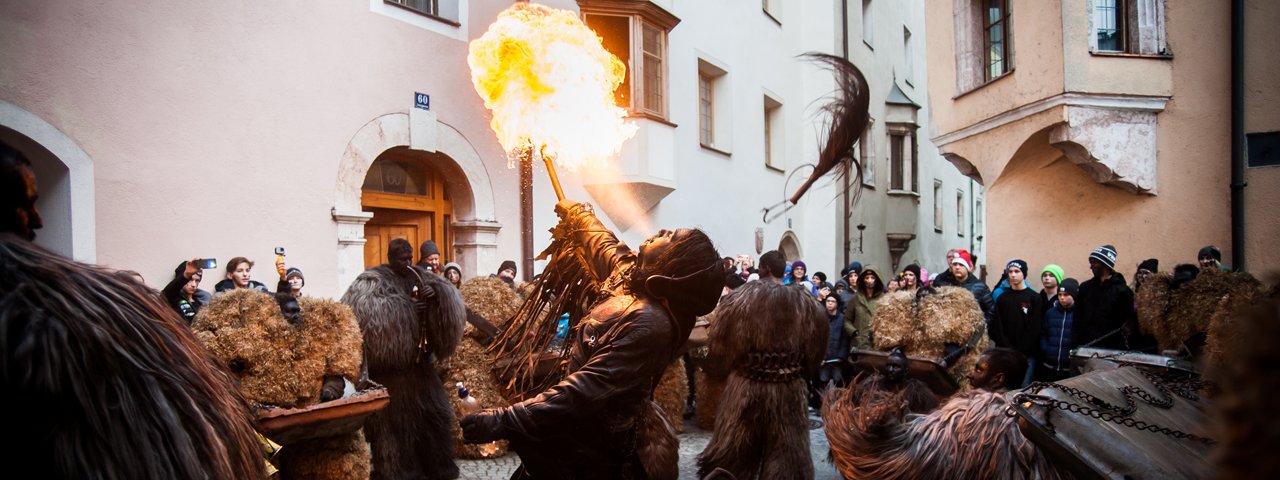 Feuerspucker beim Perchtenlauf, © Tirol Werbung/Lea Neuhauser