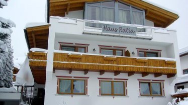 Haus Rätia im Winter