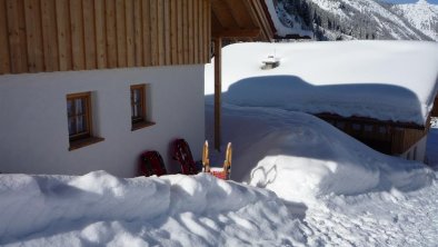 Schlitten und Schneeschuhe warten auf DICH