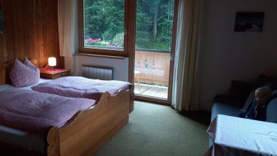 Zimmer mit Balkon