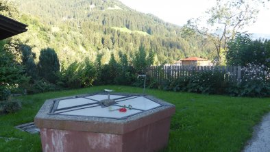 Brunnen und Gartenecke am Schwaighof