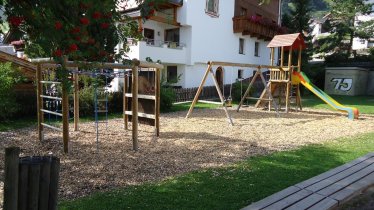 Öffentlicher Spielplatz beim Haus