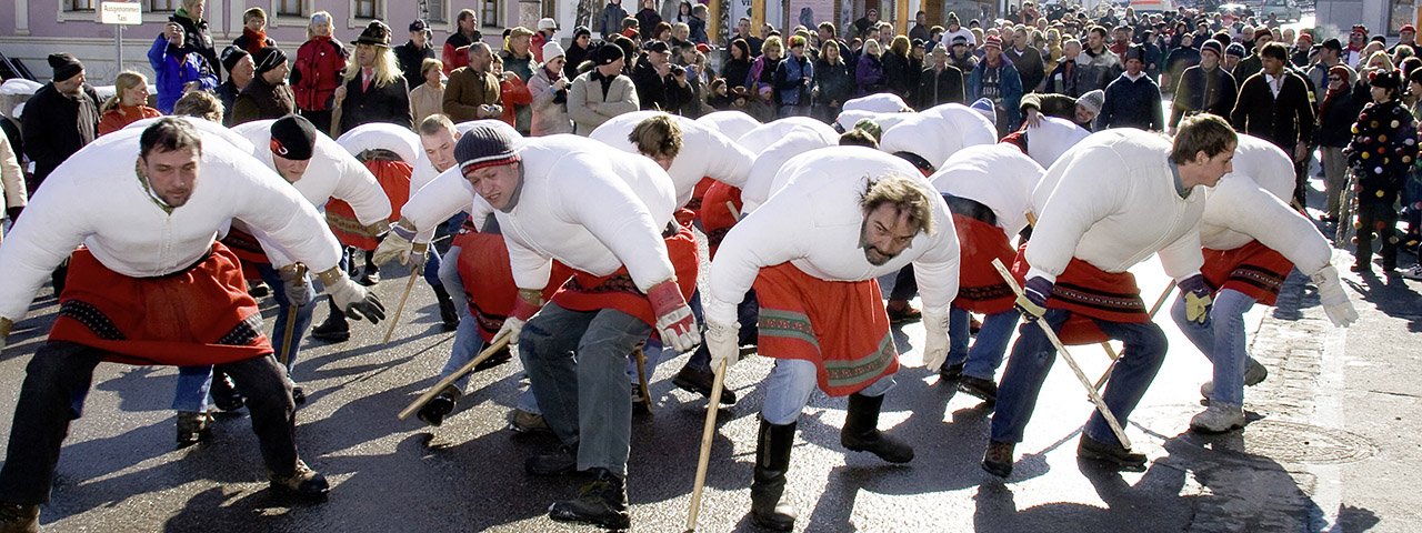 Die Wampeler mit ihrer fülligen Oberkörperverkleidung symbolisieren den Winter beim Axamer Fasnachtsbrauch, © Fasnachtsverein Axams