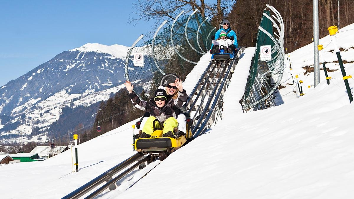 Auf fast 1,5 Kilometern Länge geht es über Wellen, Steilkurven und Jumps rasant den Berg hinab, Richtung Talstation der Zillertal-Arena in Zell. Der Arena Coaster, die erste Alpen-Achterbahn im Zillertal, begeistert Klein und Groß – und das ganzjährig., © Zillertal Arena