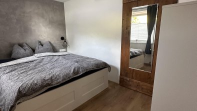 Schlafzimmer mit begehbarem Kleiderschrank