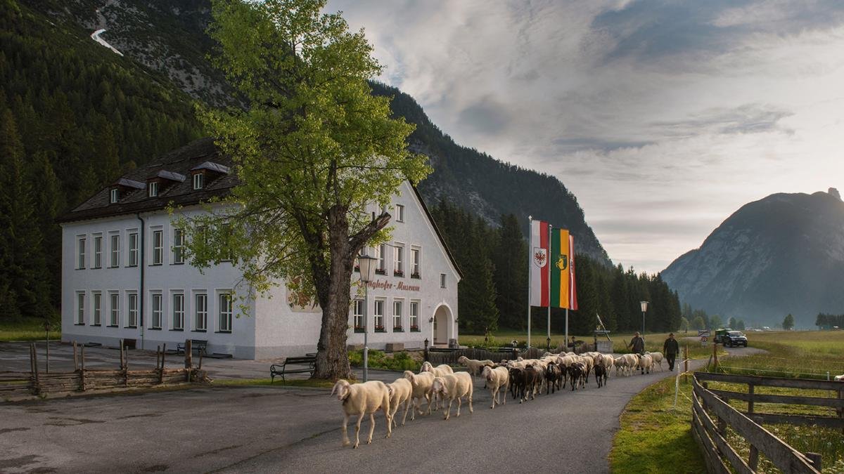 Ludwig Ganghofer war eine Art Beute-Leutascher. Im Ganghofer-Haus in der ehemaligen Volksschule im Ortsteil Kirchplatzl pflegt man keine betuliche Heimattümelei, sondern eine zeitgemäße, spannungsgeladene Auseinandersetzung mit Kunst und Kultur., © Tirol Werbung/Frank Bauer