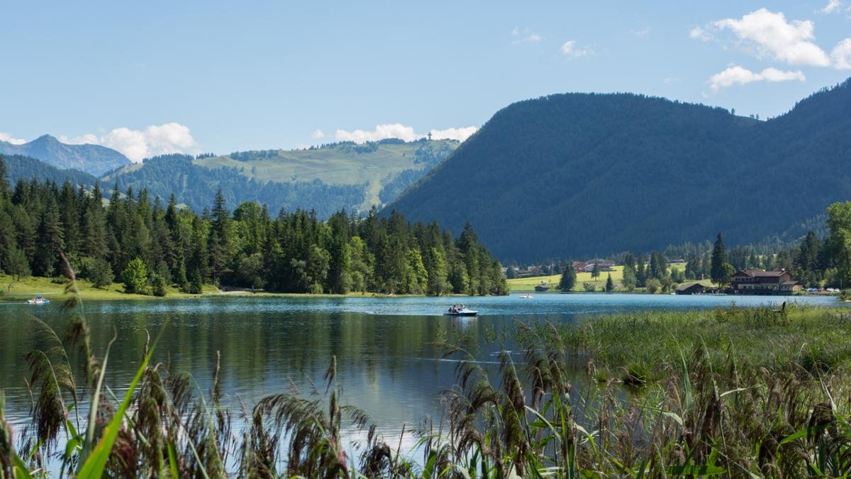 Er ist mehr als nur der Namensgeber des Tals: Der Pillersee ist das smaragdgrüne Herz der Region, sein Fischreichtum eine ist eine wahre Freude für Angler, und an heißen Sommertagen bietet sein Strandbad die willkommene Erfrischung., © TVB PillerseeTal / Petra Astner