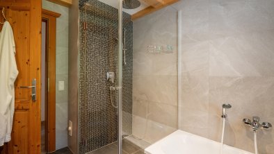 Badezimmer mit Dusche