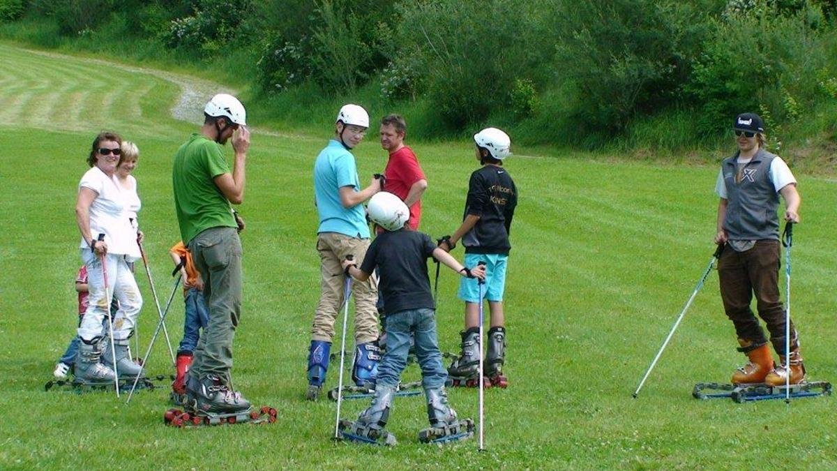 Skifahren und Boarden mitten im Sommer? Vielleicht gewöhnungsbedürftig, aber ein großer Spaß. Skeptiker können das Grasskifahren und Mountainboarding an Testtagen im Aktivzentrum Zillertal ausprobieren., © Geachberg Franz