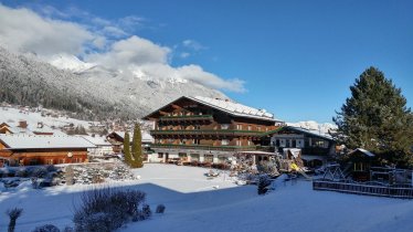 Hausansicht mit Garten Winter