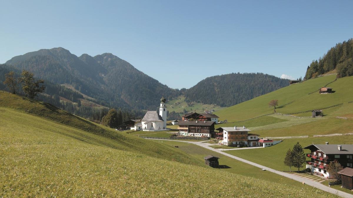 Kirche, Schule, zwei Gaststätten und ein paar Wohnhäuser – mehr gibt es in Thierbach nicht. Genau das macht aber die besondere Idylle des kleinen Dorfes aus, dem höchstgelegenen der Kitzbüheler Alpen. Ein idealer Startpunkt für herrliche Wanderungen., © Wildschönau Tourismus/M. Auer