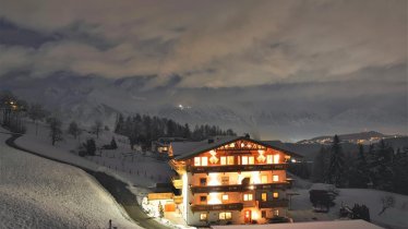 Sattlerhof Haus abends