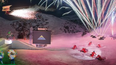 Pistenbullys, Feuerwerk, Fisser Flieger und Ski-Action: Beim Nightflow Fiss wird alles aufgefahren, was das Skigebiet zu bieten hat, © Bergbahnen Fiss-Ladis