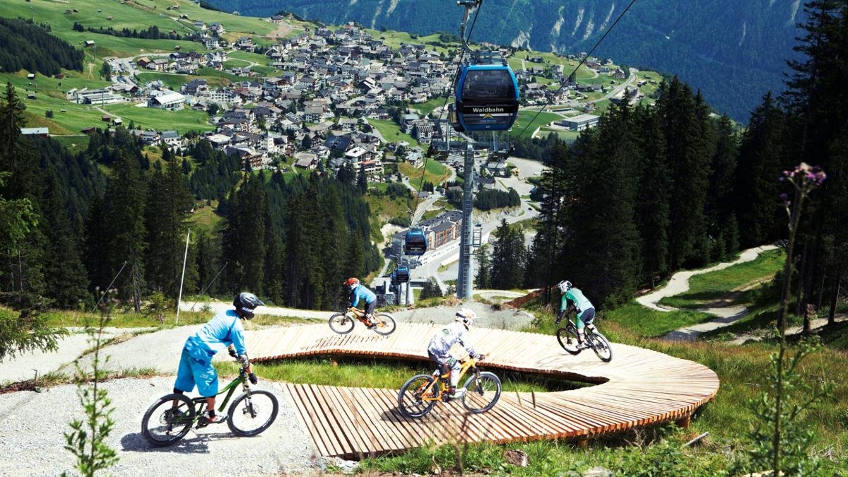 Da schlagen Downhiller-Herzen höher. Wie im Skigebiet gibt es im Bikepark Serfaus-Fiss-Ladis blaue, rote und schwarze Abfahrten – von Anfänger bis Pro. Die Waldbahn nimmt Bike und Rider hinauf zum Start der Trails. Dann geht es los, allein oder mit Guide., © Christian Waldegger