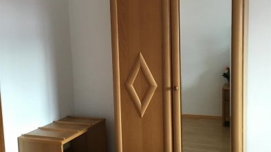 Kleiderschrank im Schlafzimmer