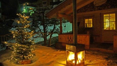 Weihnachtliche Stimmung vor der Gustimo-Blockhütte