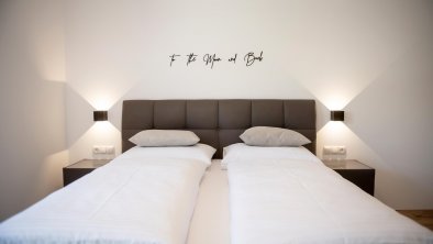 grosses_Auszeit_Apartment_Schlafzimmer_tothemoonan