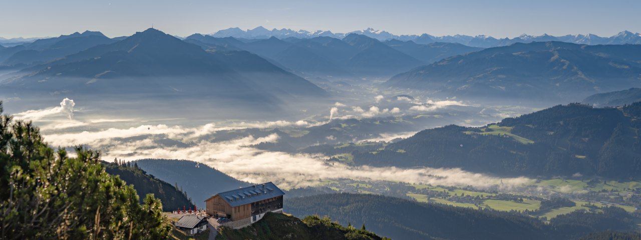Ausblick über die Gruttenhütte bis zum Alpenhauptkamm., © hochzweimedia