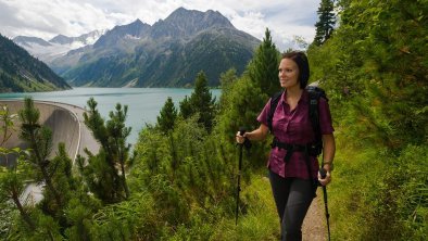 Wandern am Stausee © Norbert Freudenthaler