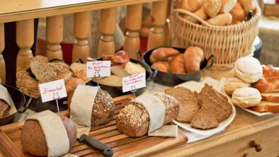 große Brotauswahl beim Frühstücksbuffet, © Boutique Hotel Central