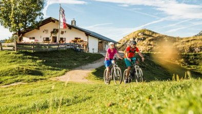 thumb-e-bike-fahrer-auf-der-huberalm-in-den-kitzbu