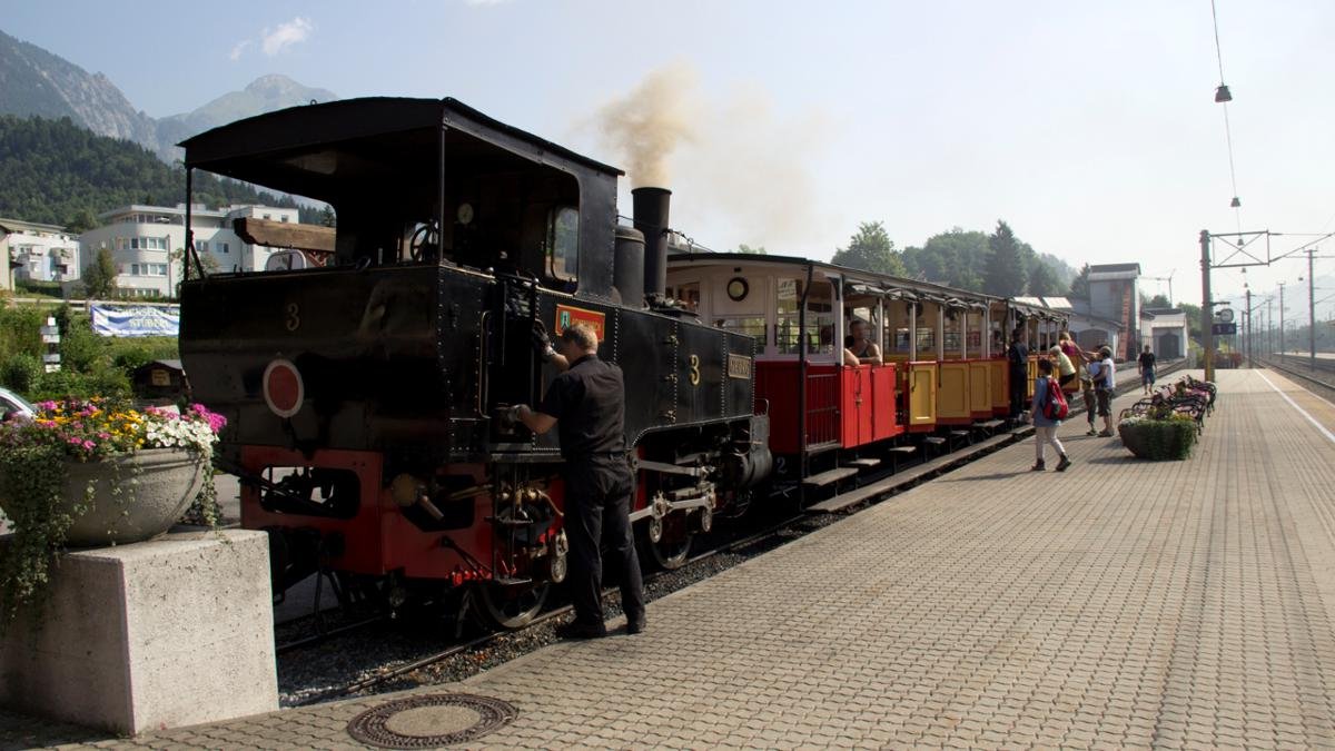 Auf weniger als 7 Kilometern Strecke überwindet sie 440 Höhenmeter: die 130 Jahre alte Achenseebahn. Sie ist die älteste Dampf-Zahnradbahn Europas. Die Fahrt zwischen Jenbach und Seespitz ist eine unvergessliche Zeitreise für Jung und Alt., © Tirol Werbung