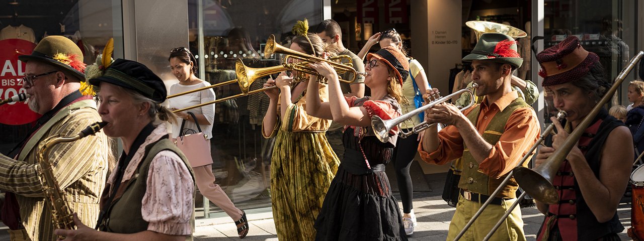 Fanfarenbands geben beim Straßentheater-Festival Olala den Grundton in den Gassen von Lienz an, © Sebastian Höhn