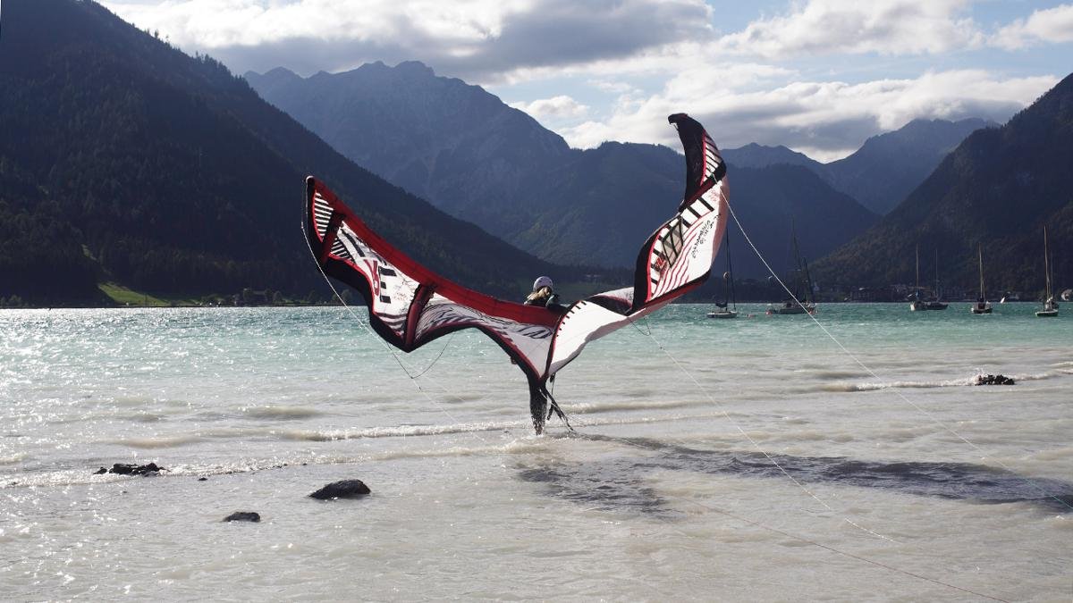 Segeln, surfen, kiten – der Achensee vereint Wassersport mit majestätischer Bergkulisse. An mehreren Orten werden Segelboote, Kanus und Surfbretter verliehen. Auch der allerneueste Trend lässt sich am Achensee perfekt ausprobieren: Stand-Up-Paddling., © Tirol Werbung/Ziegelböck Maria