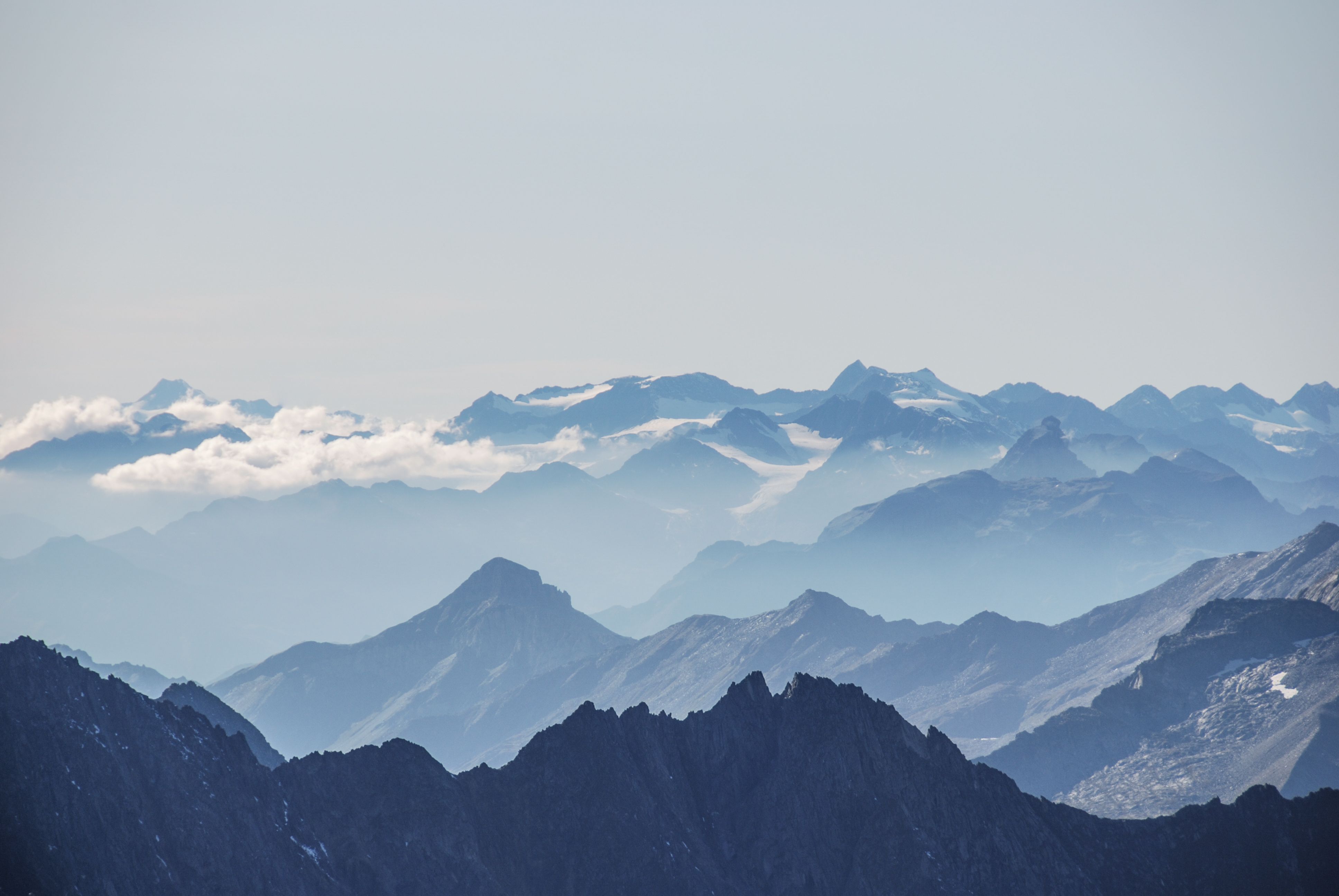 Mehrere Bergketten mit Gipfelsilhouetten, Weite Aussicht