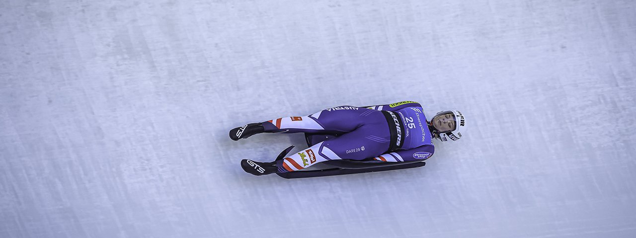 Raketenschnell rasen die Rennrodel an den Zuschauern im Olympia-Eiskanal in Innsbruck-Igls vorbei, © ManLV