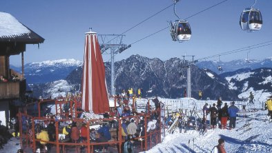 Alpbachtal_Schneebar und Gondeln