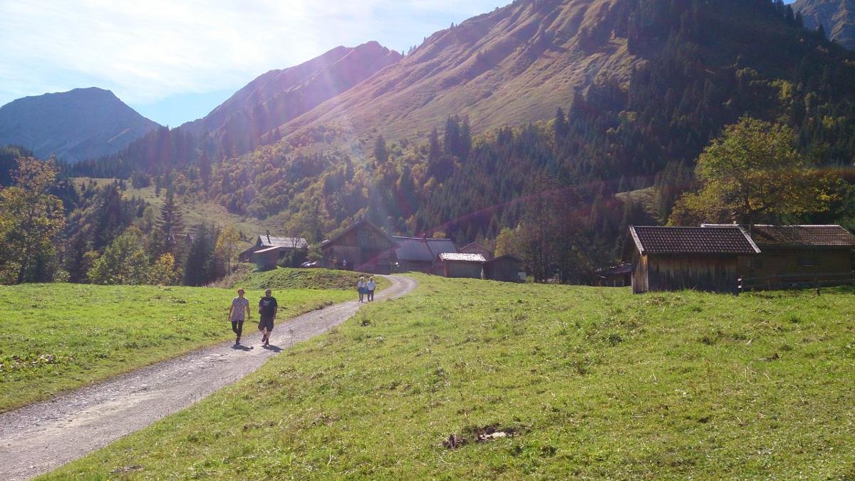 Versteckt in einem Seitental liegt, von saftigen Bergwiesen umgeben, das romantische Almdorf Fallerschein. Mit seinen 40 Blockhütten gilt es als das größte Tirols. Hungrige Wanderer können sich hier mit örtlichen Spezialitäten stärken., © Lechtal Tourismus/Anja Krämer