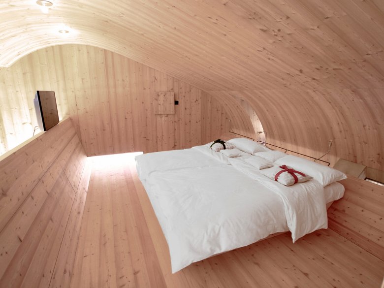 Bett aus Zirbenholz im Ufogel. Foto: Thomas Pitterl, © Thomas Pitterl
