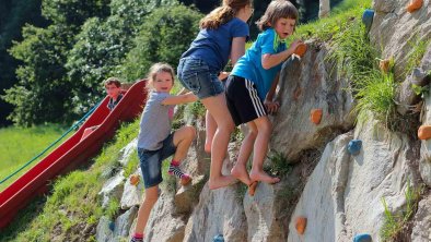 Abenteuerspielplatz für Kinder - KLETTERFELSEN