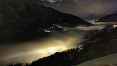 Lichtermeer von Oetz unter dem Nebel