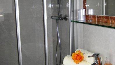 Badezimmer mit Dusche/WC