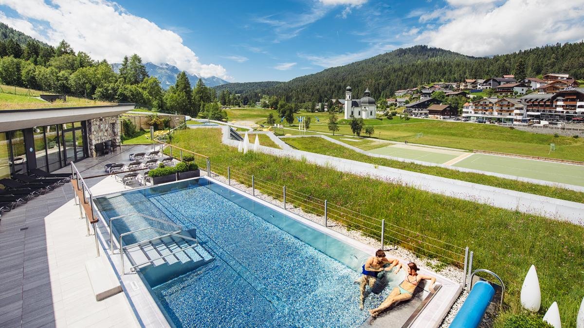 Felseninsel mit Fontäne, 140-Meter-Wildwasserrutsche, beheizter Außenpool, Unterwasser-Massageliegen – das Erlebnisbad im Seefelder Sport- und Kongresszentrum vereint Spaß mit Entspannung. Fürs gesunde Schwitzen gibt es einen großen Saunabereich., © Region Seefeld/Andre Schönherr