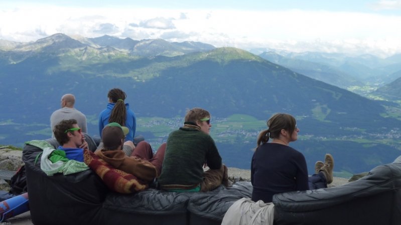 Nordkette Wetterleuchten. Chillen mit Blick auf Stadt und Berge, © Nordkette Wetterleuchten