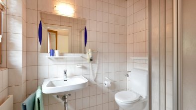 Bei-Hacklers-MAyrhofen-Tuxerstrasse-749-Badezimmer