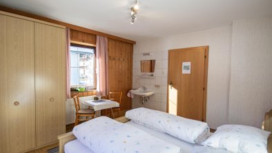 Schlafzimmer 1 Blick zur Tür