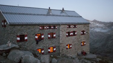 Neue Prager Hütte am Fuße des Großvenediger, © Tirol Werbung/Jens Schwarz