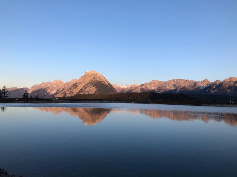             Speichersee am Gschwandtkopf in Seefeld mit Blick auf die Hohe Munde., © Julia Scheiring