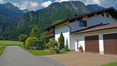 Haus mit Blick auf die Gehrenspitze im Sommer