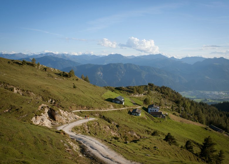 Die Almflächen rund um Hundalm und Buchackeralm sind ein famoser Aussichtsbalkon über dem Inntal.