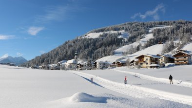 Blick auf Oberau mit Loipe und Winterwanderweg Wil