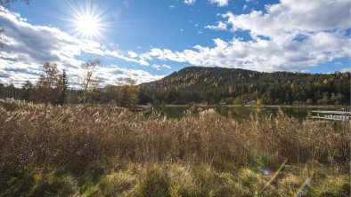 Haus Wildsee im Herbst von der anderen Seeseite