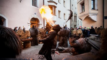 Feuerspucker beim Perchtenlauf, © Tirol Werbung/Lea Neuhauser