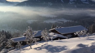 Hausansicht von oben im Winter