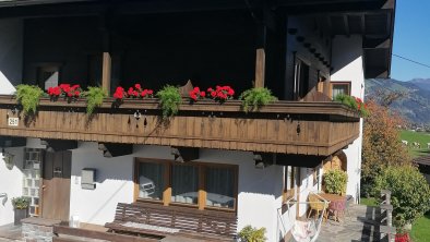 Haus Claudia Zillertal mit Balkonblumen