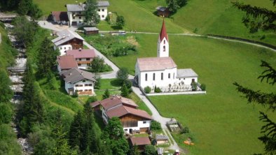 links von der Kirche Rolis Berghütte